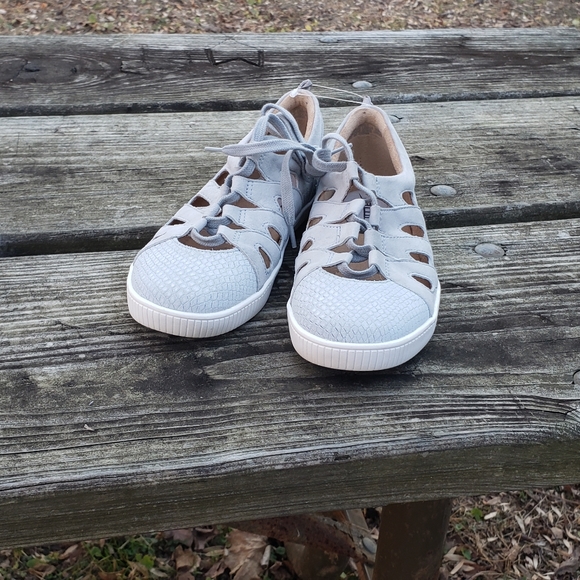 💕Earth Perforated Sneakers - Picture 2 of 5